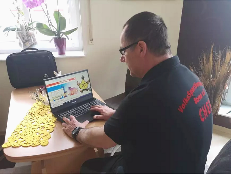 Uwe Bergbauer mit dem neuen Laptop